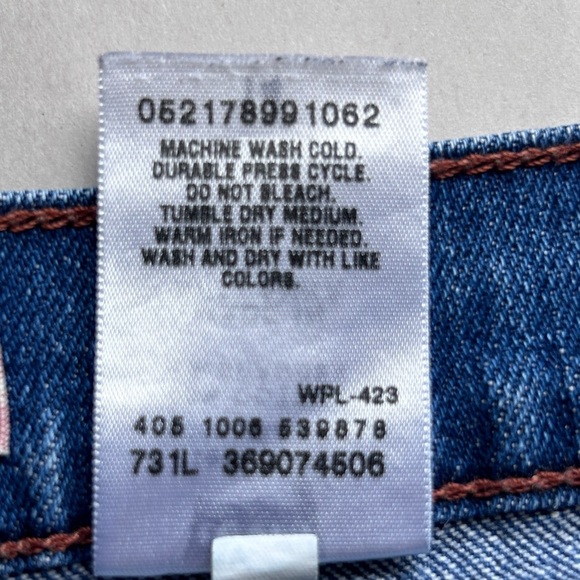 Vintage 2005 Levi’s Denim Women’s Shorts Size 14 11 inch inseam Medium Wash - Picture 4 of 9